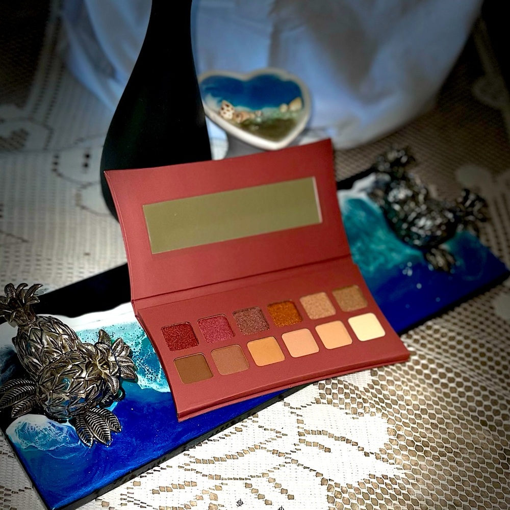 Highly pigmented luxury eyeshadow in neutrals/pinks